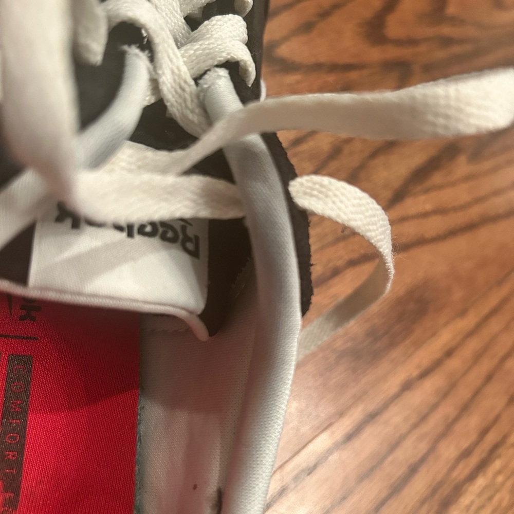 Women’s Reebok Fiori Sneakers 🖤❤️ - Picture 9 of 10